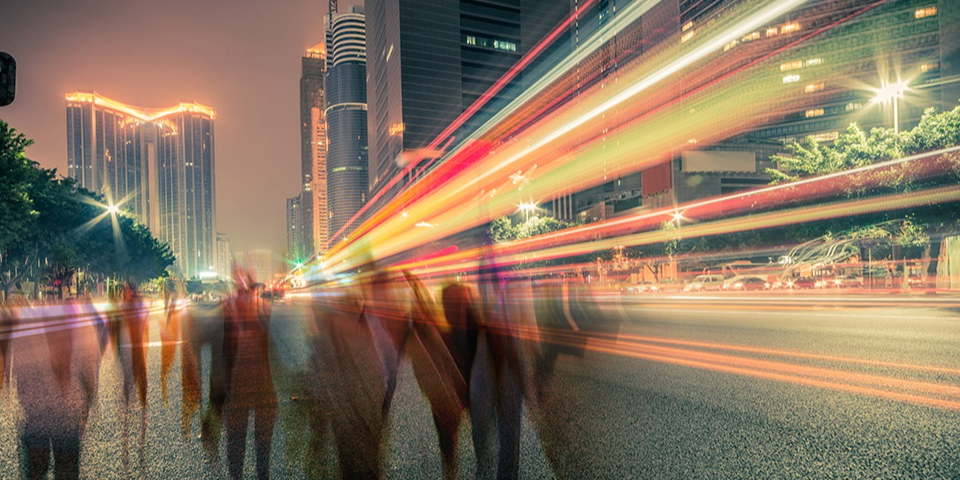 Rappresentazione visiva dell'articolo: L'importanza del consulente finanziario in un mondo di app, influencer e AI